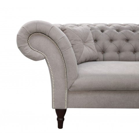 Sofa dwuosobowa PORTO jasnoszara – elegancja i wygoda w stylu Chesterfield