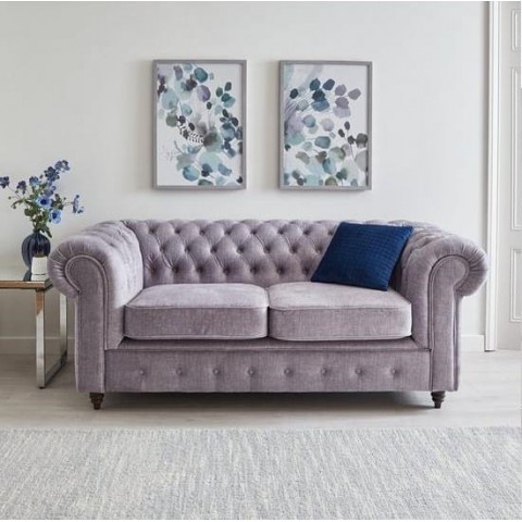 Jasnoszara sofa dwuosobowa VALENCIA – pikowana Chesterfield