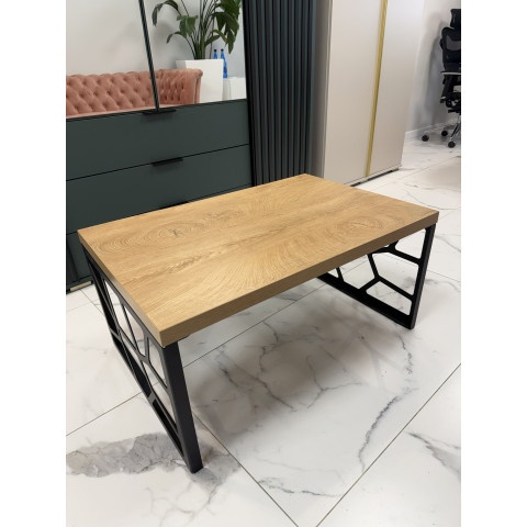 Stolik kawowy drewniany na metalowej czarnej nodze