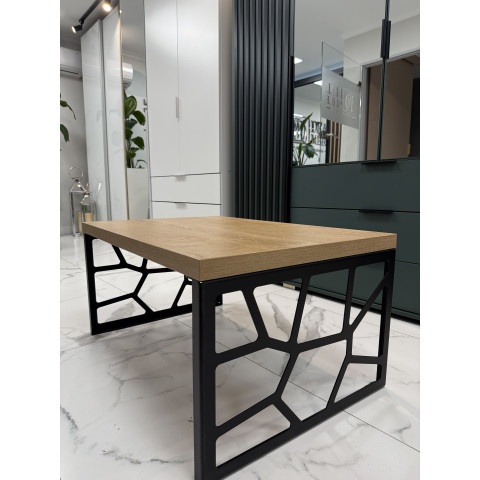 Stolik kawowy drewniany na metalowej czarnej nodze