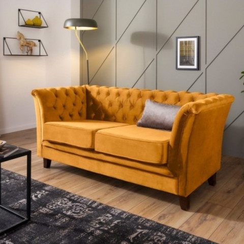 Pikowana sofa musztardowa Chesterfield HASSO 2 - idealna do małego mieszkania
