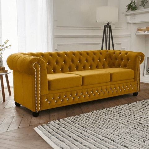 Welurowa sofa FELIX BLINK 3 Chesterfield – musztardowa, komfortowa, z kryształkami