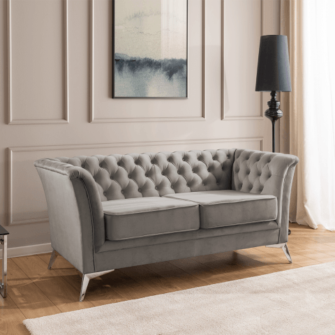 Pikowana sofa Chesterfield HASSO BIS – szary kolor, stylowa, na wysokich nogach