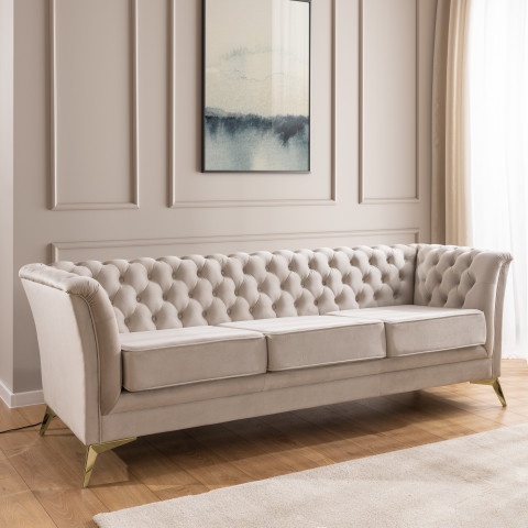 Sofa beżowa Chesterfield HASSO BIS – pikowana, trzyosobowa, na wysokich nogach
