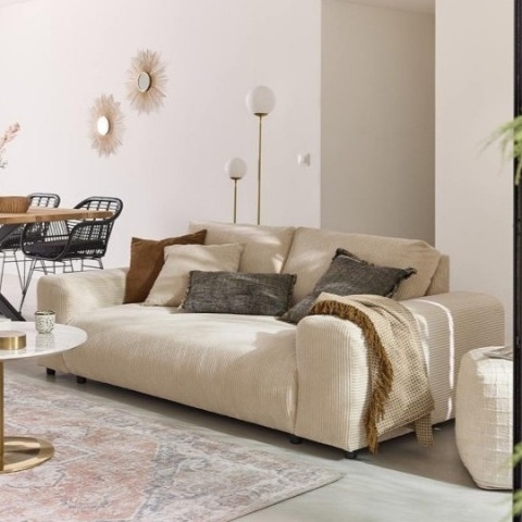 Beżowa sofa Candi z tkaniny sztruksowej – 3-osobowa, kompaktowa, z dekoracyjnymi poduszkami