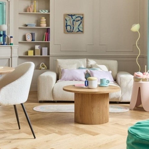 Nowoczesna sofa Candi – beżowy sztruks, z poduszkami, idealna do mniejszych przestrzeni