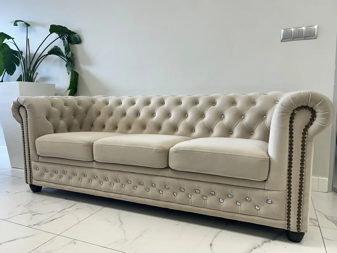 Beżowa sofa pikowana FELIX BLINK z kryształkami w stylu Chesterfield — zdjęcie 2