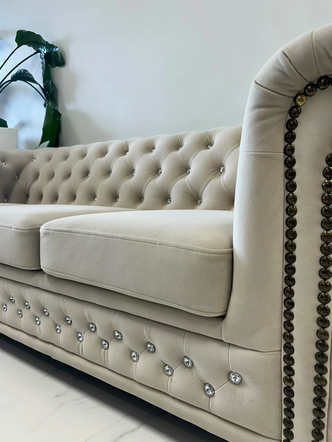 Beżowa sofa pikowana FELIX BLINK z kryształkami w stylu Chesterfield — zdjęcie 3