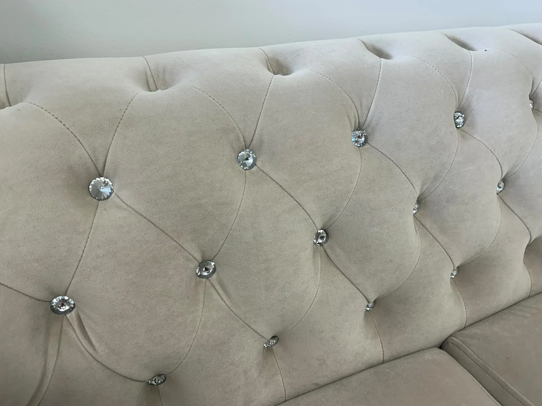Beżowa sofa pikowana FELIX BLINK z kryształkami w stylu Chesterfield — zdjęcie 5
