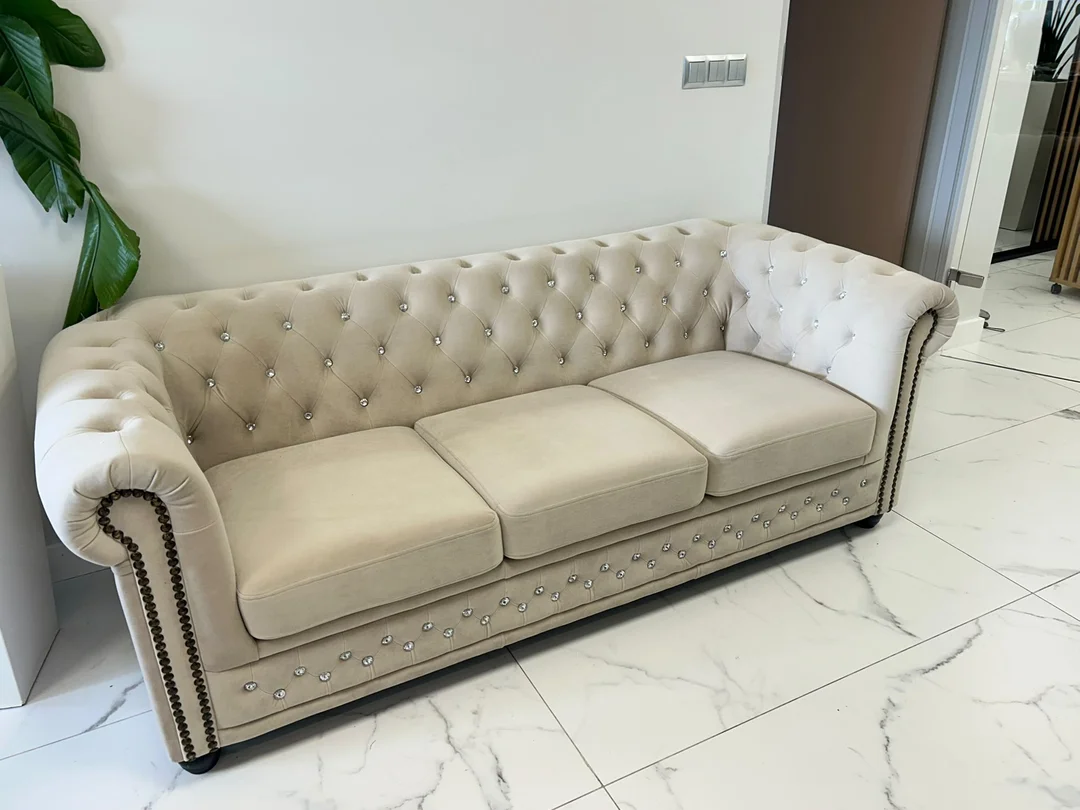 Beżowa sofa pikowana FELIX BLINK z kryształkami w stylu Chesterfield — zdjęcie 6