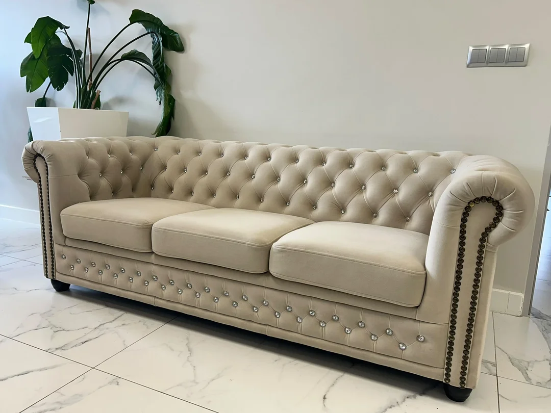 Beżowa sofa pikowana FELIX BLINK z kryształkami w stylu Chesterfield — zdjęcie 4