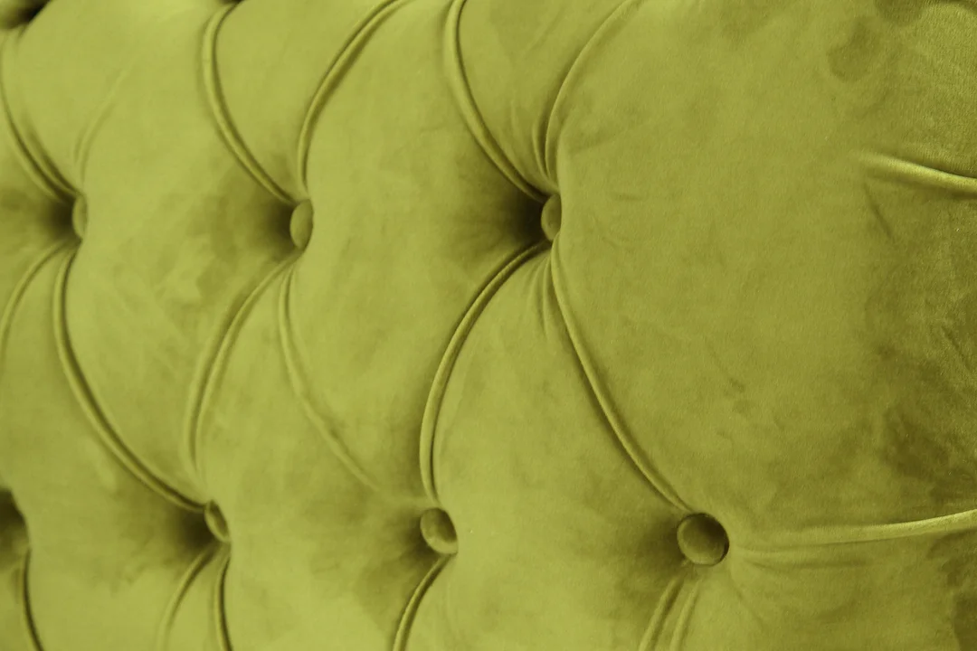 Mała sofa z funkcją spania pikowana zielona oliwkowa Chesterfield HASSO 175x82 — zdjęcie 9