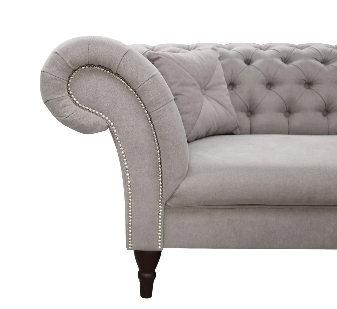 Sofa dwuosobowa PORTO jasnoszara – elegancja i wygoda w stylu Chesterfield — zdjęcie 2