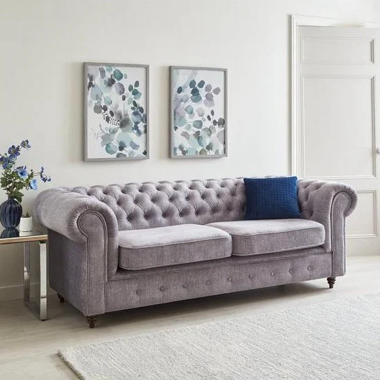 Sofa VALENCIA jasnoszara Chesterfield – trzyosobowa, klasyczna, pikowana 243x91 — zdjęcie 1