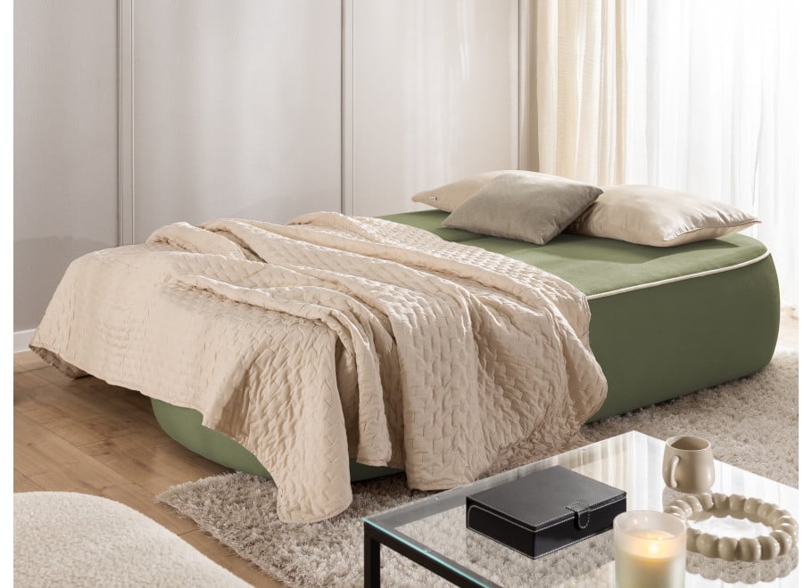 Sofa z funkcją spania Bali zielona pluszowa z ozdobną lamówką i poduszkami - Soft 12 + Soft 2