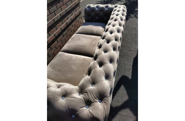 Sofa trzyosobowa pikowana glamour Chesterfield TEO HIGH BLINK 3 - komfortowe