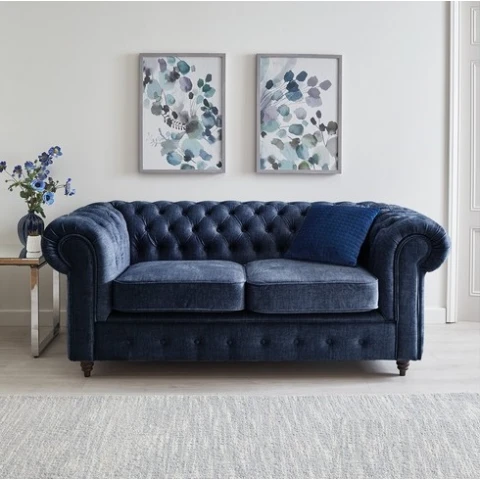 VALENCIA – niebieska, stylowa sofa Chesterfield dla dwóch osób