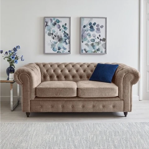 Sofa Chesterfield VALENCIA 2-osobowa – ciepły beż, elegancja i wygoda