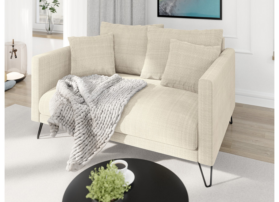 Kremowa sofa Ovi – elegancka kanapa z poduszkami na wysokich nogach 3