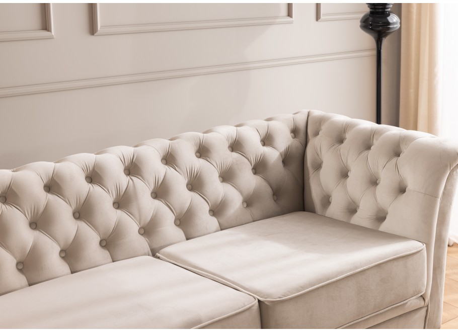 Sofa beżowa Chesterfield HASSO BIS – pikowana, trzyosobowa, na wysokich nogach - Riviera 21