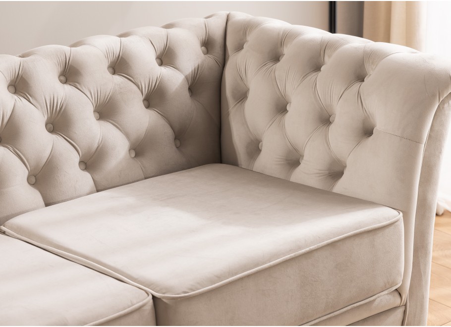 Sofa beżowa Chesterfield HASSO BIS – pikowana, trzyosobowa, na wysokich nogach - Riviera 21