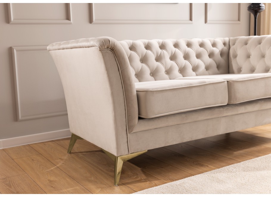 Sofa beżowa Chesterfield HASSO BIS – pikowana, trzyosobowa, na wysokich nogach - Riviera 21