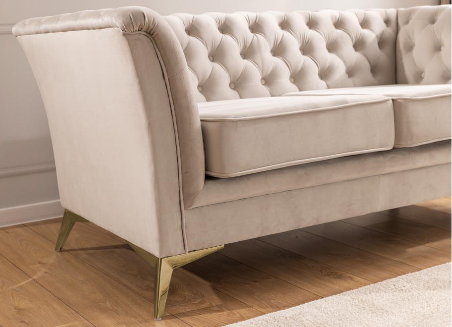 Sofa beżowa Chesterfield HASSO BIS – pikowana, trzyosobowa, na wysokich nogach - Riviera 21