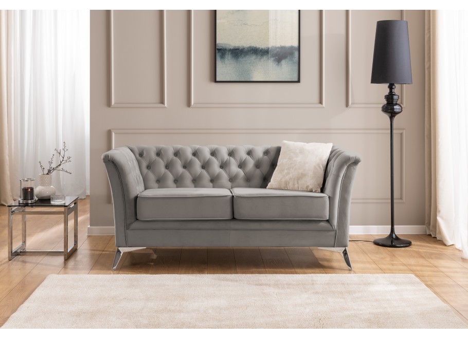 Pikowana sofa Chesterfield HASSO BIS – szary kolor, stylowa, na wysokich nogach - Riviera 91