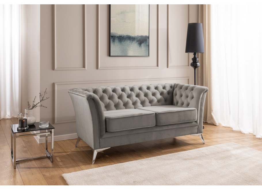 Pikowana sofa Chesterfield HASSO BIS – szary kolor, stylowa, na wysokich nogach - Riviera 91