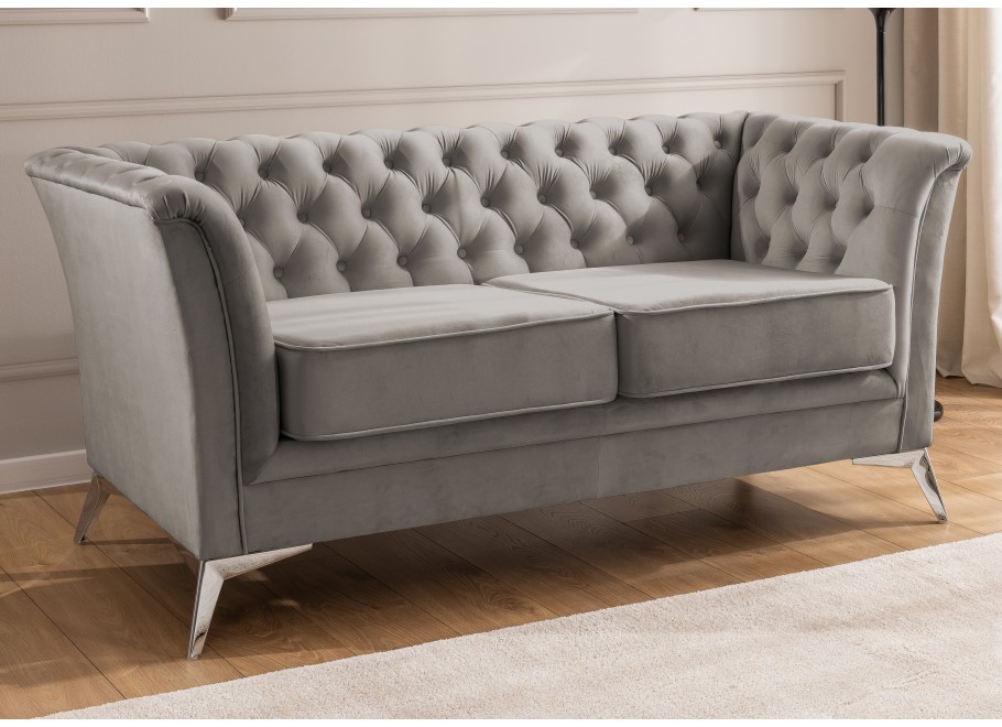 Pikowana sofa Chesterfield HASSO BIS – szary kolor, stylowa, na wysokich nogach - Riviera 91
