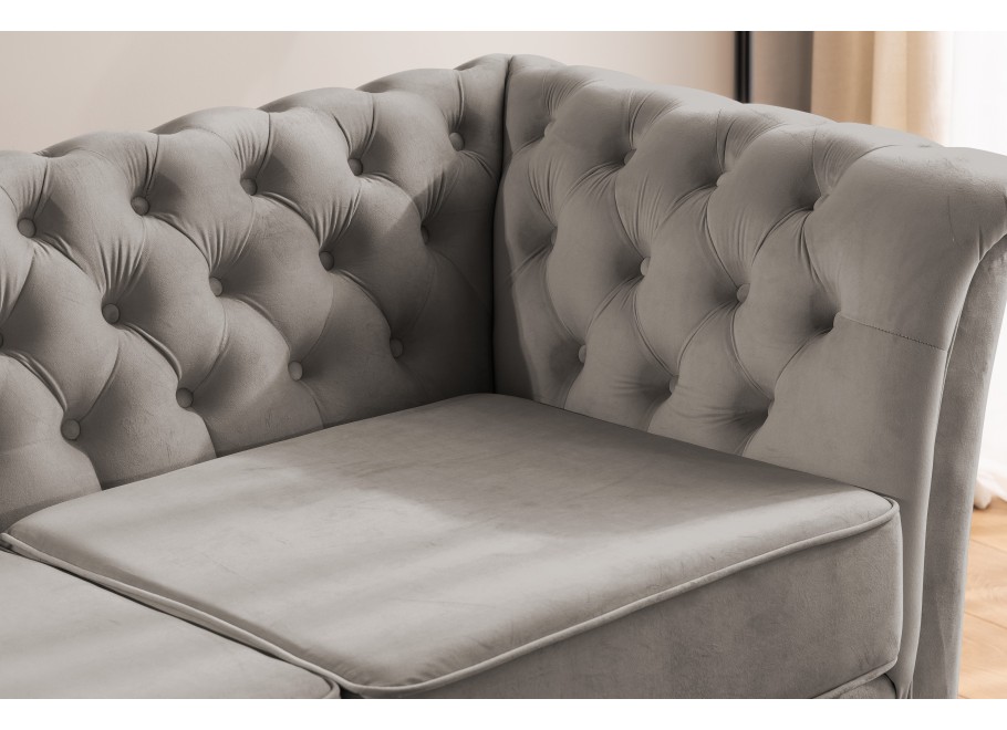 Pikowana sofa Chesterfield HASSO BIS – szary kolor, stylowa, na wysokich nogach - Riviera 91