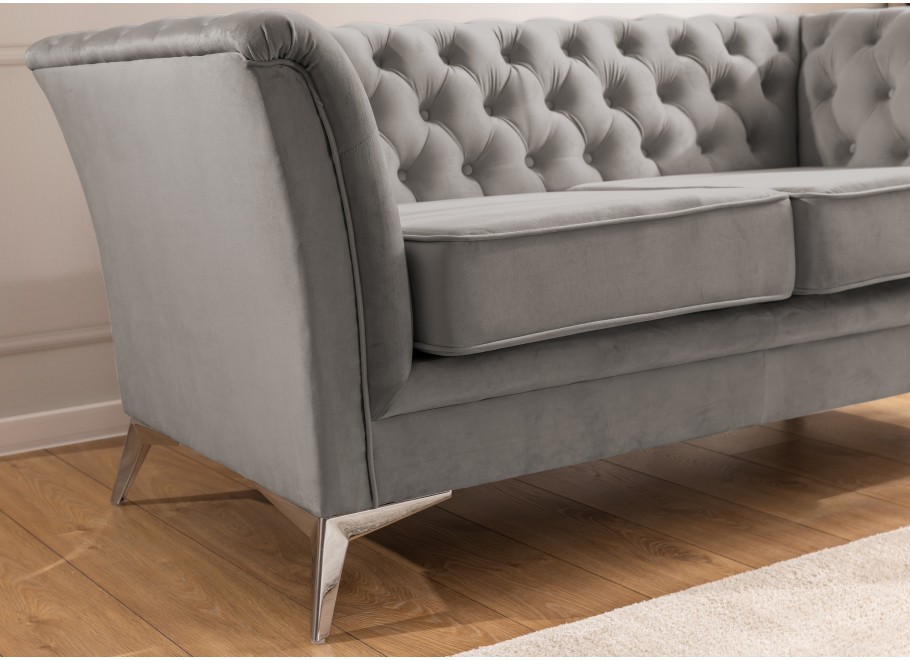 Pikowana sofa Chesterfield HASSO BIS – szary kolor, stylowa, na wysokich nogach - Riviera 91