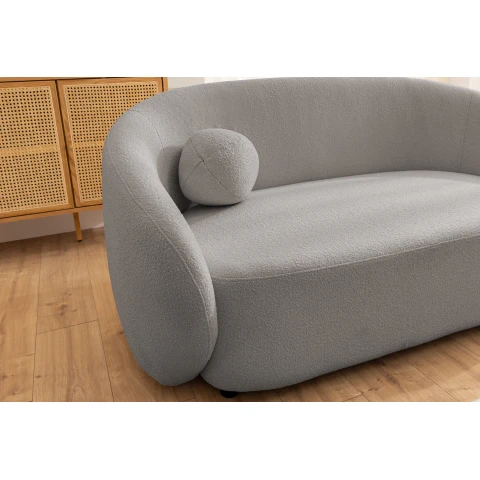 Wygodna sofa Cloudi szara – nowoczesna forma z dekoracyjnymi poduszkami