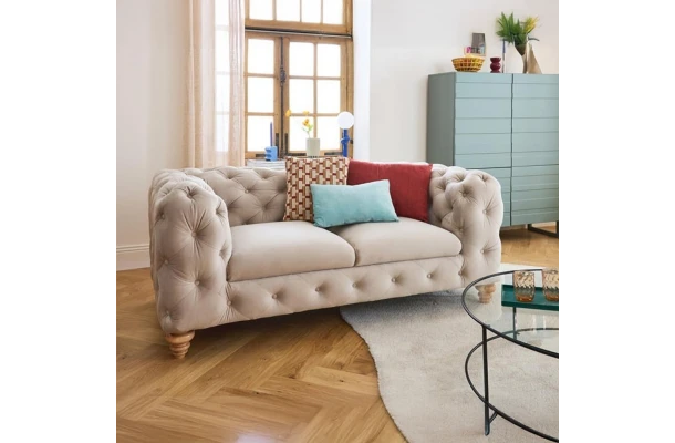 Sofa dwuosobowa pikowana TEO WOOD Chesterfield - design i funkcjonalnosc w parze