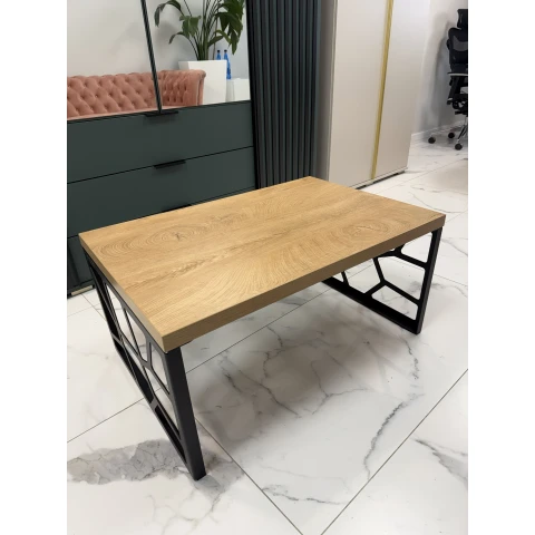 Stolik kawowy drewniany na metalowej czarnej nodze