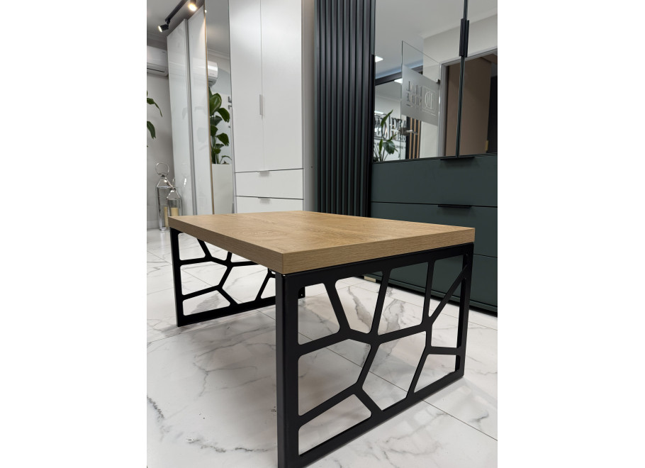 Stolik kawowy drewniany na metalowej czarnej nodze 2