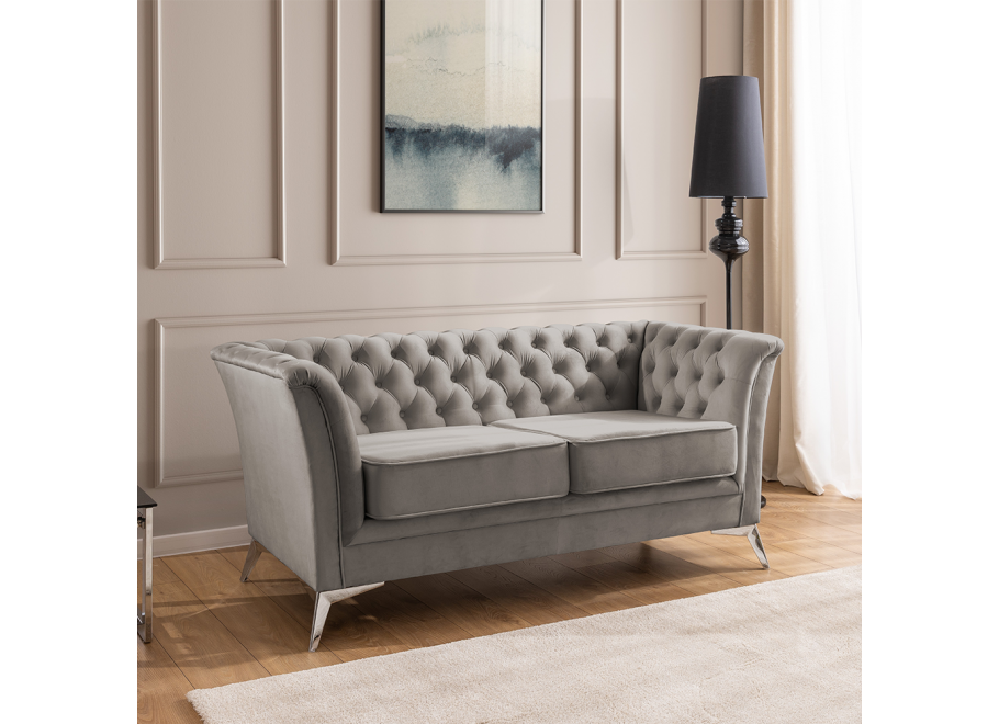 Pikowana sofa Chesterfield HASSO BIS – szary kolor, stylowa, na wysokich nogach - Riviera 91