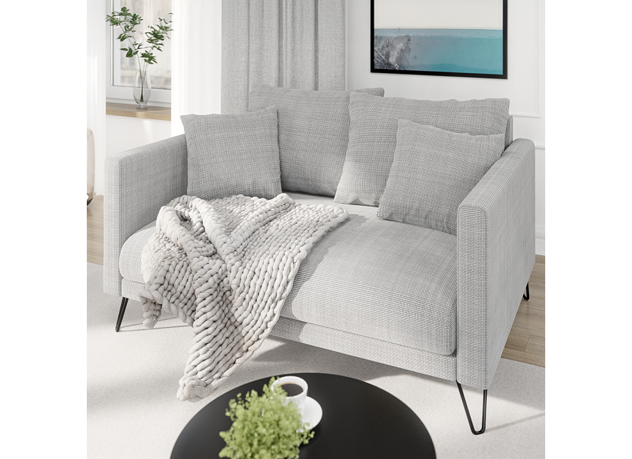 Szara sofa dwuosobowa Ovi z poduszkami na wysokich metalowych nogach