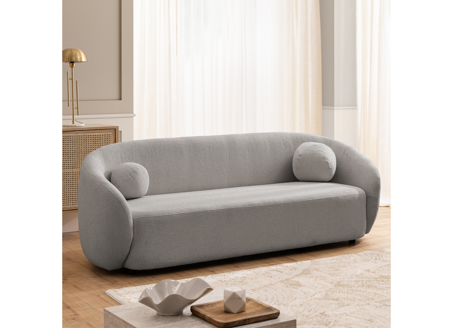 Wygodna sofa Cloudi szara – nowoczesna forma z dekoracyjnymi poduszkami