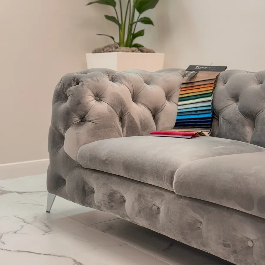 Sofa pikowana na ekspozycji w showroomie DealMeble