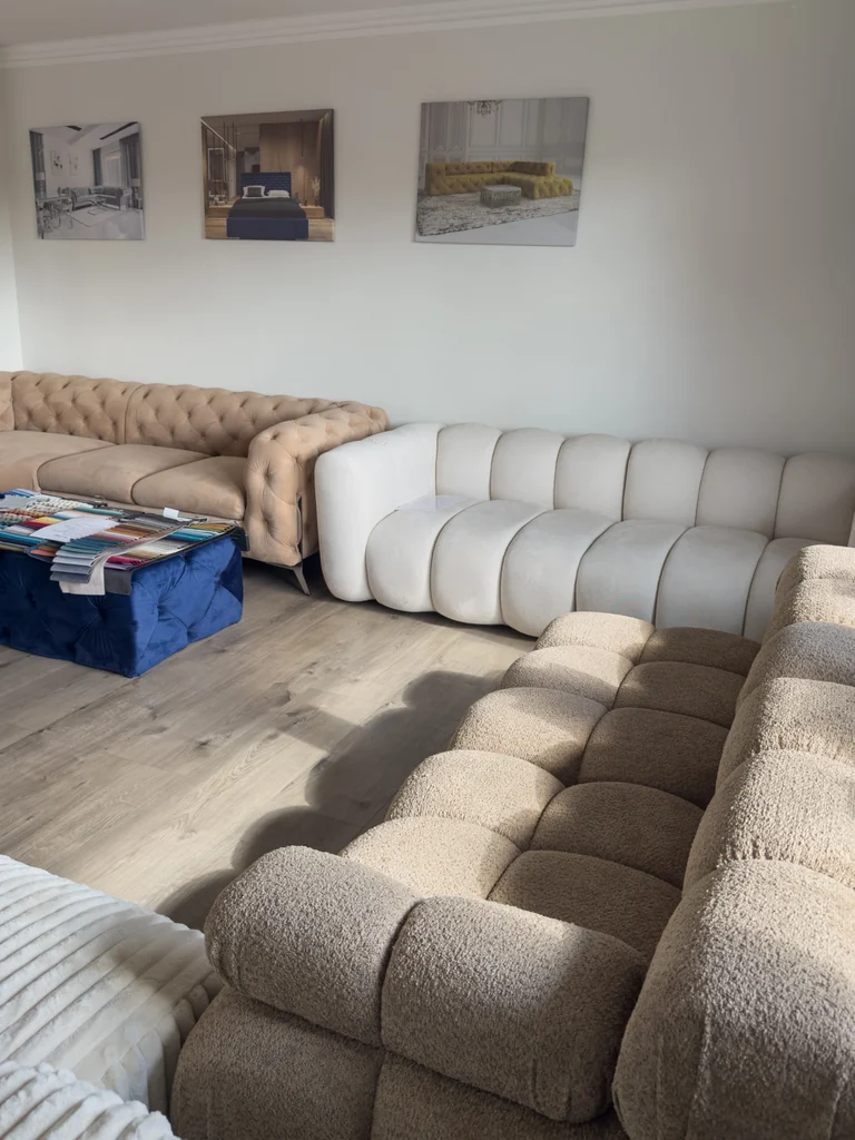 Ekspozycja sof i narożników w showroomie DealMeble w Kępnie