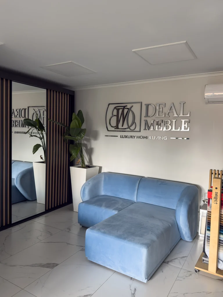 Niebieski narożnik pod logo DealMeble w showroomie