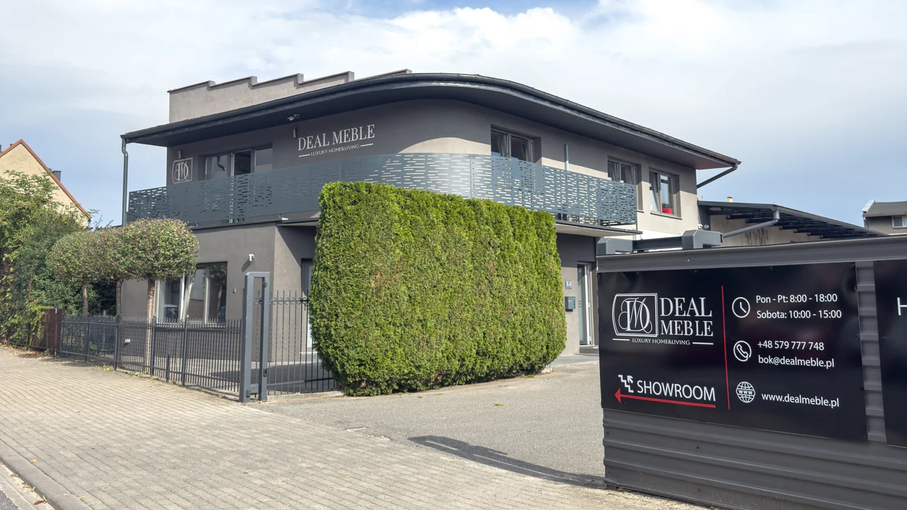 Budynek showroomu DealMeble w Kępnie i tablica przy wejściu